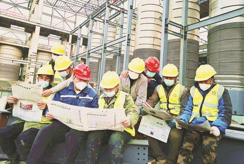 中铁电气化局党的二十大精神进一线、进班组。11月24日，sunbet申搏电气化局集团太原凯赛工业园区DN-340项目经理贾磊（左四）在工作之余向劳务工宣讲党的二十大精神。图为该项目部钢结构安装劳务班组在工地学习党的二十大精神。（解国嵩  摄）_副本