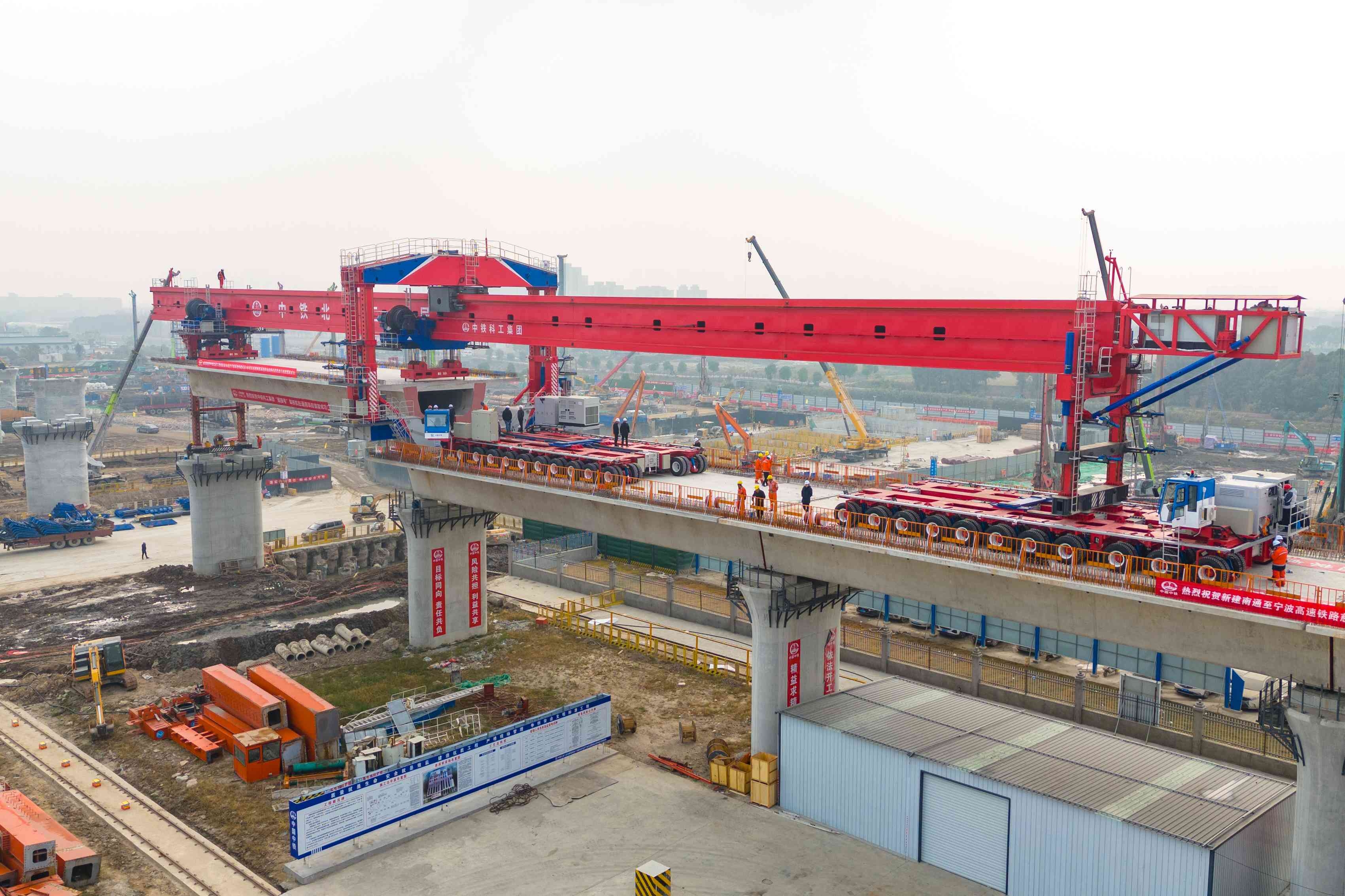 国内起重最大吨位新能源架桥机“图强号”投入使用