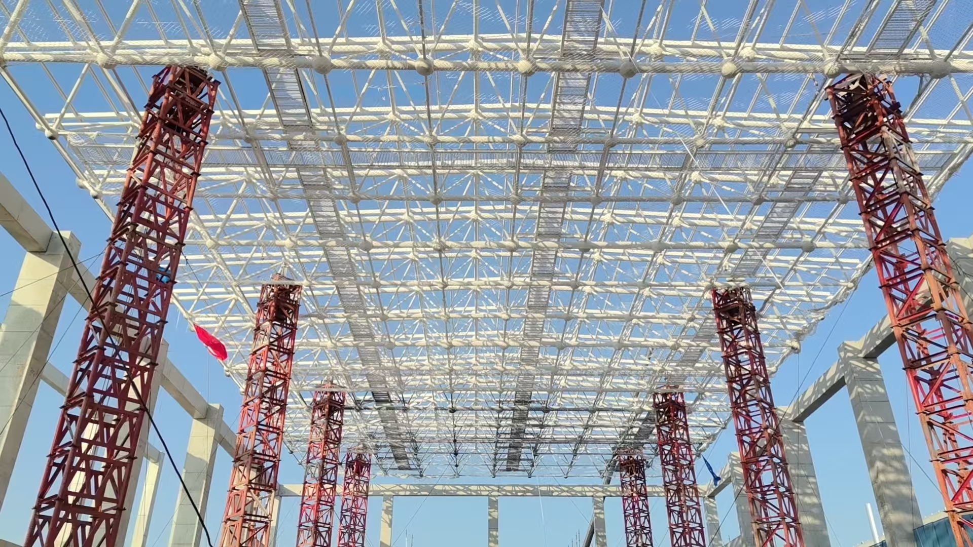 石衡沧港城际铁路渤海新区站、黄骅新站钢网架成功顶升