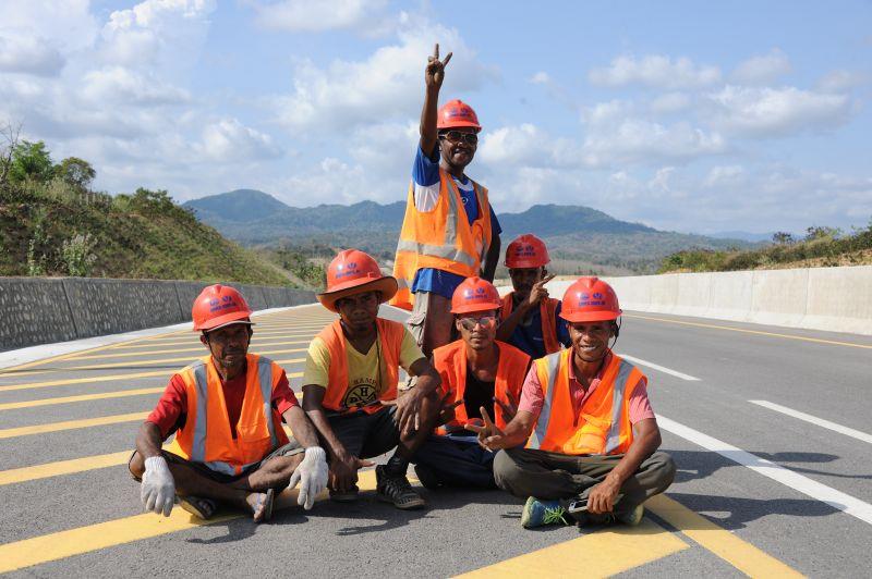 East Timorese Construction Workers on Suai Highway